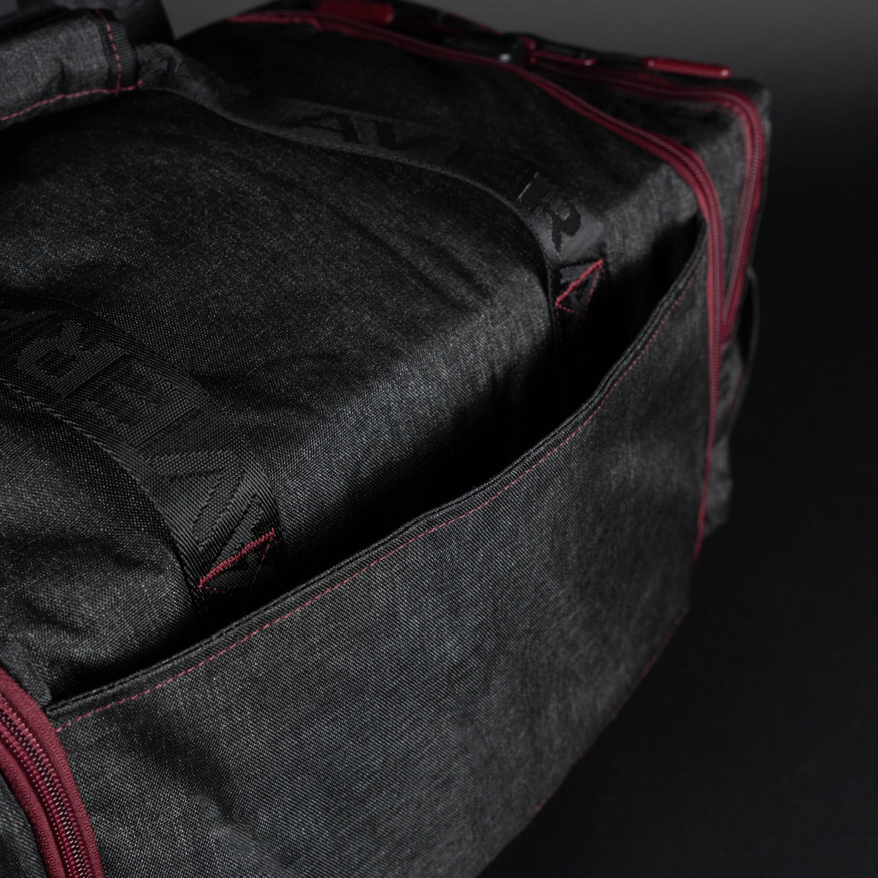 30L Perfect Duffle Bag Black Widow